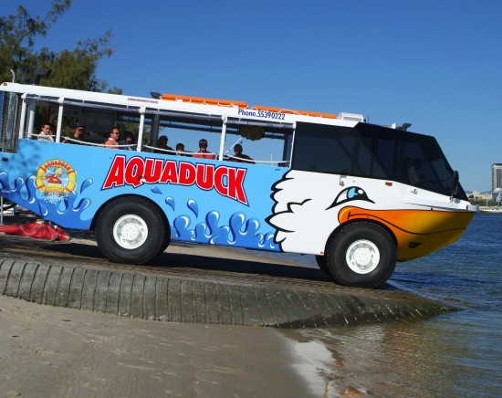 水陸両用車のアクアダックでクルーズと市内観光ツアー